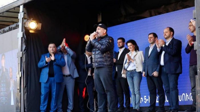 This image has an empty alt attribute; its file name is nikol_pashinyan_armenia_constitutional_referendum_campaign.thumb_-1-700x394.jpg